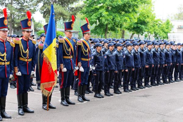 Jurământ de credință și responsabilitate: absolvenții cursului militar, în fața angajamentului suprem