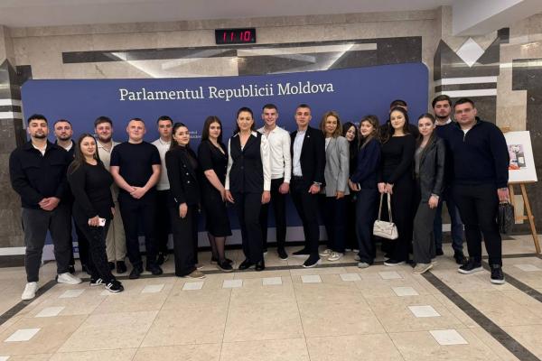 Vizită de studiu a studenților la Parlamentul Republicii Moldova