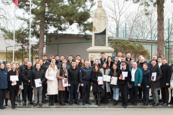 Astăzi,  09 februarie 2024, în cadrul Academiei „Ștefan cel Mare” a avut loc solemnitatea  de înmânare a diplomelor de Master, absolvenților Facultății drept, administrație, ordine și securitate publică, seria 2022-2024, 90 ECTS (1,5 ani), la programele de studii: drept penal; activitatea de urmărire penală; drept economic; activitate specială de investigații; drept polițienesc.  Diplomele celor 101 de absolvenți au fost înmânate de către Prim-prorectorul pentru studii și management al calității, Iurie ODAG