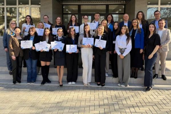 Tinerii cercetători, studenți la facultățile de drept din Republica Moldova și România, împreună cu cadrele didactice și specialiști din domeniu, au abordat la Chișinău subiectul protecției consumatorilor în contextul aderării la Uniunea Europeană