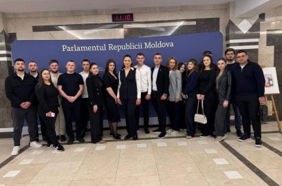 Vizită de studiu a studenților la Parlamentul Republicii Moldova imaginea 6