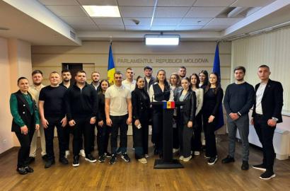 Vizită de studiu a studenților la Parlamentul Republicii Moldova imaginea 5