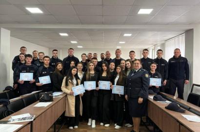 Conștientizarea riscurilor globale prin educație și dezbatere imagine 7