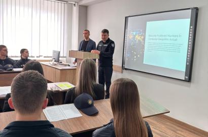 Conștientizarea riscurilor globale prin educație și dezbatere imagine 9