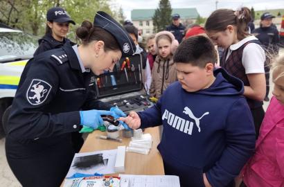 Eroii nu sunt uitați: activități de comemorare în școlile din Republica Moldova imagine 24