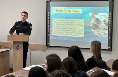 Conștientizarea riscurilor globale prin educație și dezbatere imagine 3