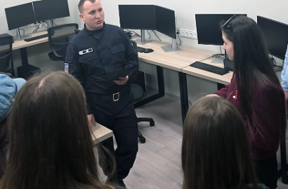 Academia „Ștefan cel Mare” a MAI continuă activitățile de orientare profesională pentru elevi imagine 7
