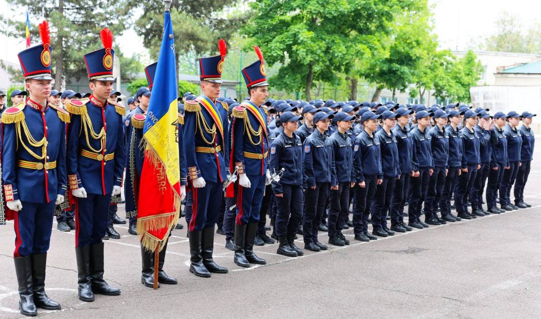 Jurământ de credință și responsabilitate: absolvenții cursului militar, în fața angajamentului suprem
