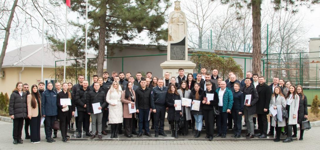 Astăzi,  09 februarie 2024, în cadrul Academiei „Ștefan cel Mare” a avut loc solemnitatea  de înmânare a diplomelor de Master, absolvenților Facultății drept, administrație, ordine și securitate publică, seria 2022-2024, 90 ECTS (1,5 ani), la programele de studii: drept penal; activitatea de urmărire penală; drept economic; activitate specială de investigații; drept polițienesc.  Diplomele celor 101 de absolvenți au fost înmânate de către Prim-prorectorul pentru studii și management al calității, Iurie ODAG